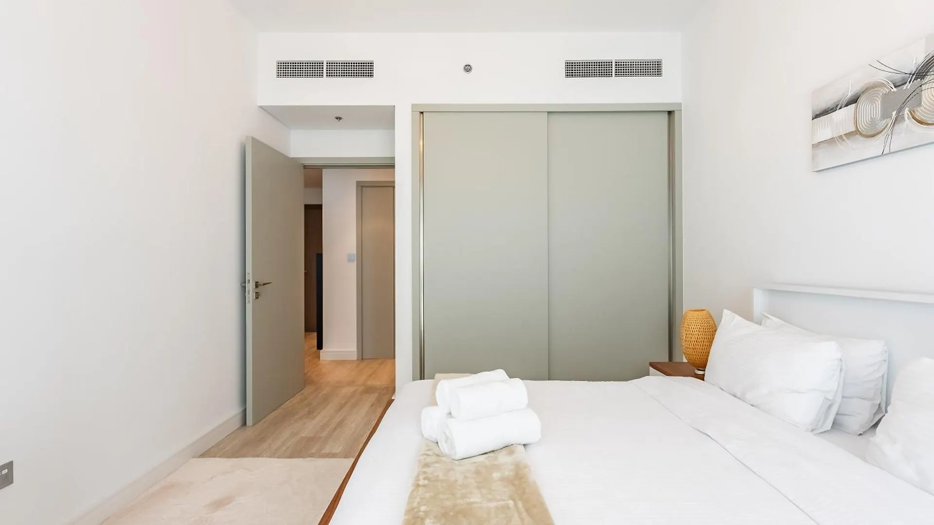 Seabreeze Escape-Serene 2Br -Private Beach Access Dubai Apartment