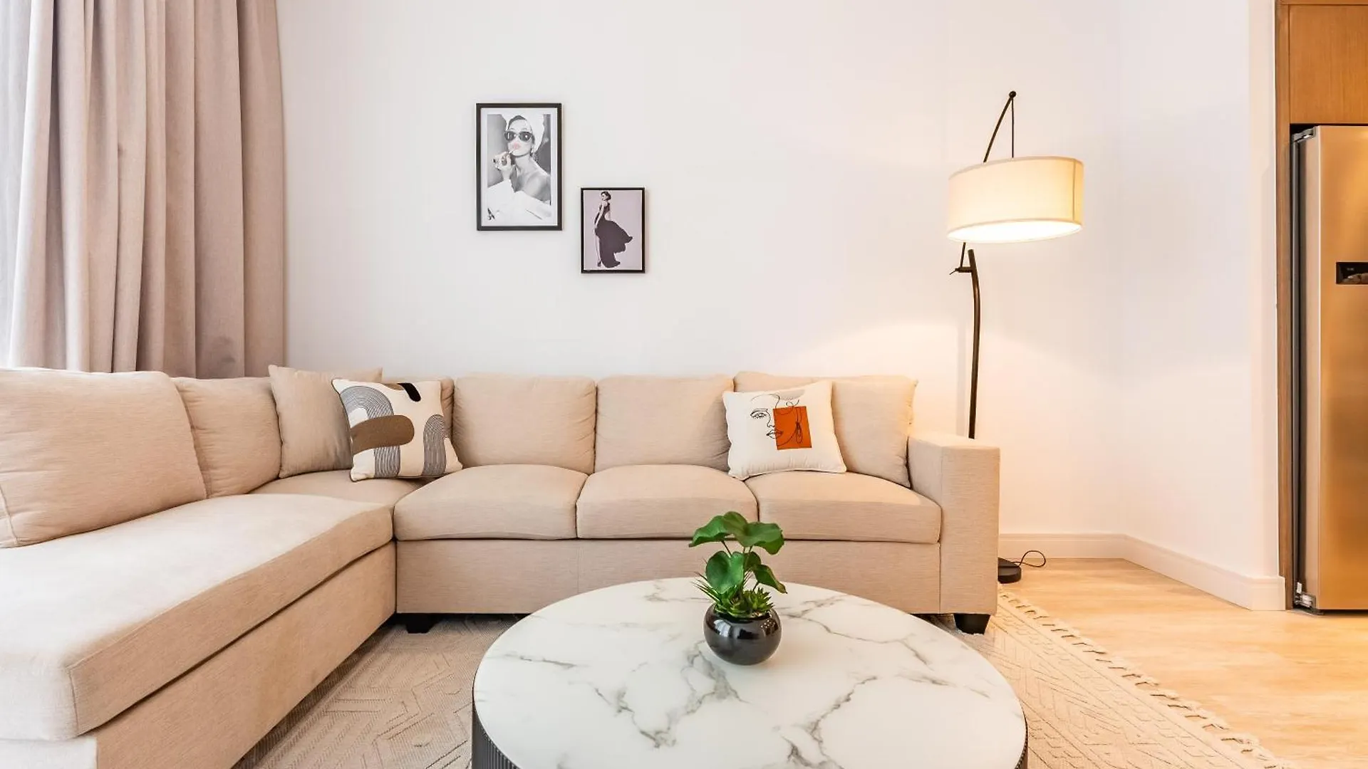 Seabreeze Escape-Serene 2Br -Private Beach Access Dubai Apartment