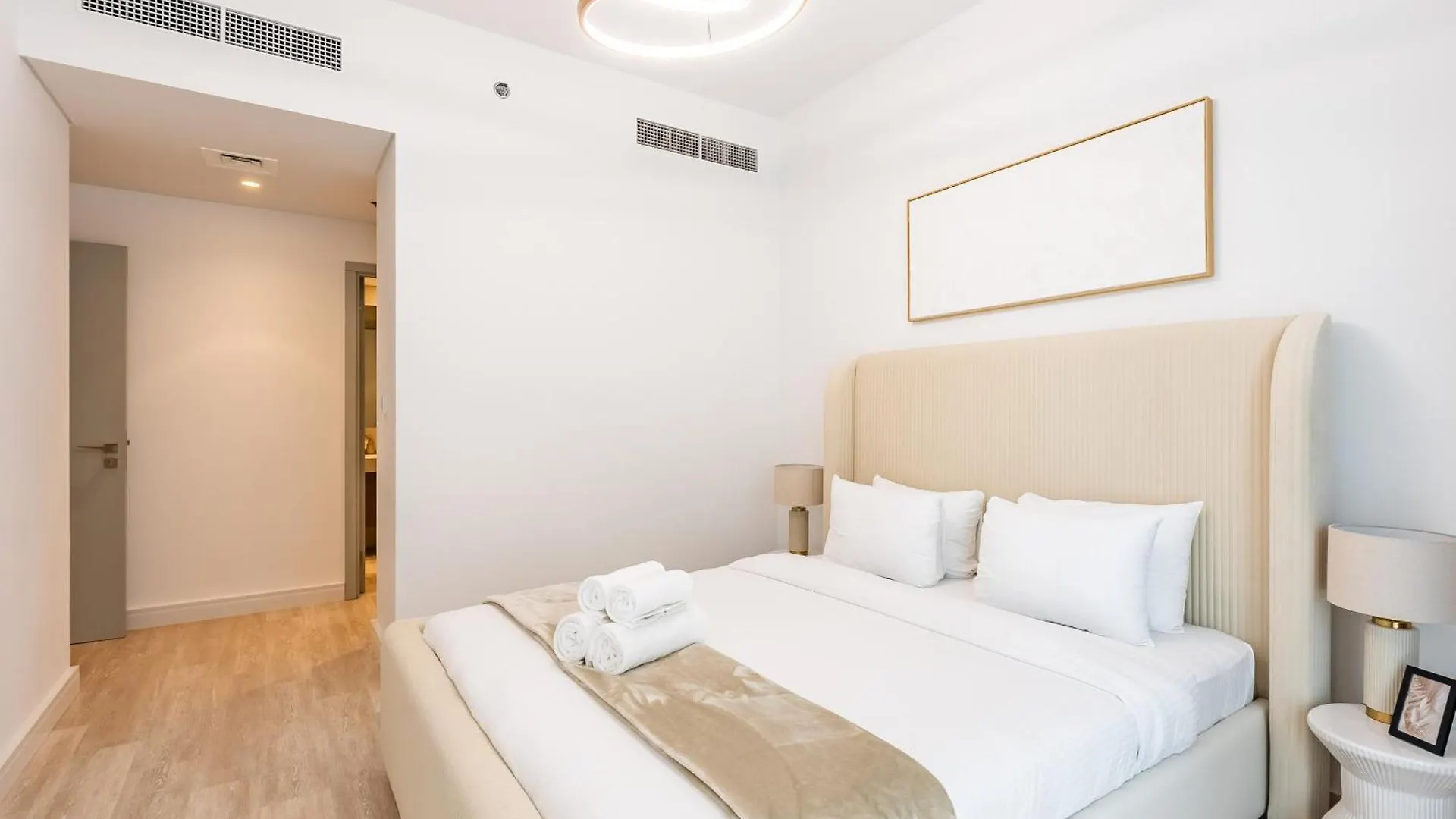Seabreeze Escape-Serene 2Br -Private Beach Access Dubai Apartment