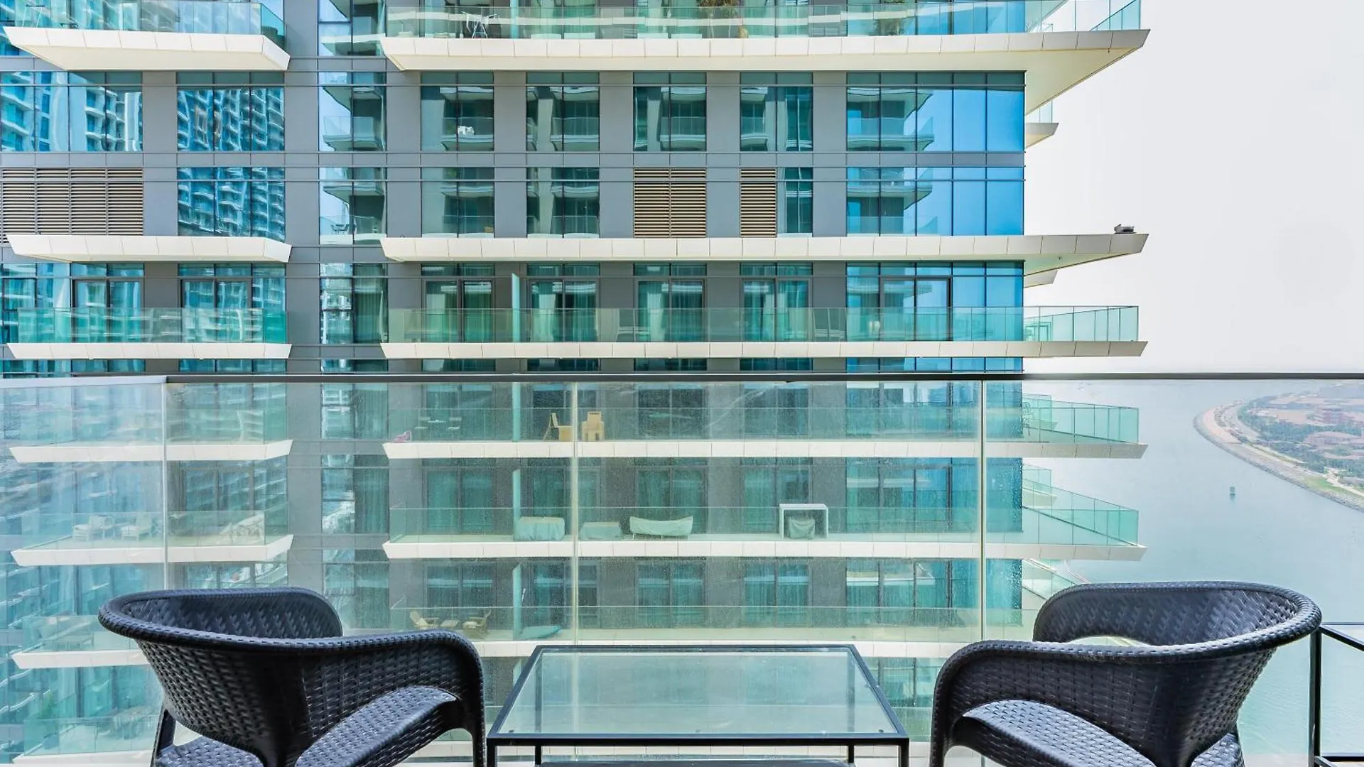 Seabreeze Escape-Serene 2Br -Private Beach Access Dubai Apartment