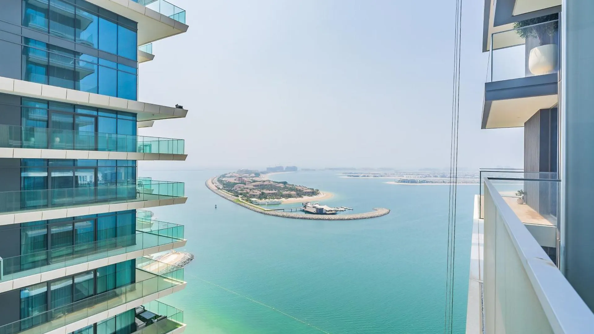 Seabreeze Escape-Serene 2Br -Private Beach Access Dubai Apartment