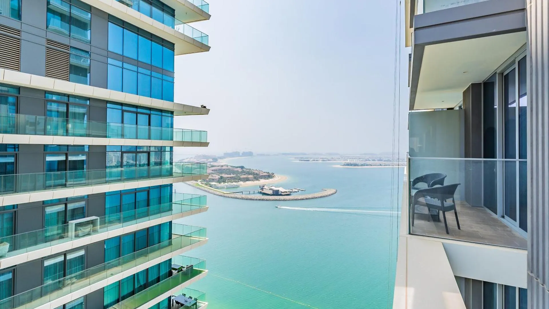 Seabreeze Escape-Serene 2Br -Private Beach Access Dubai Apartment